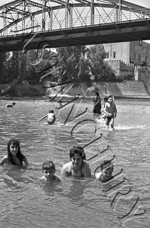 Bañistas en la zona del Palo, Malpica de Tajo en 1965