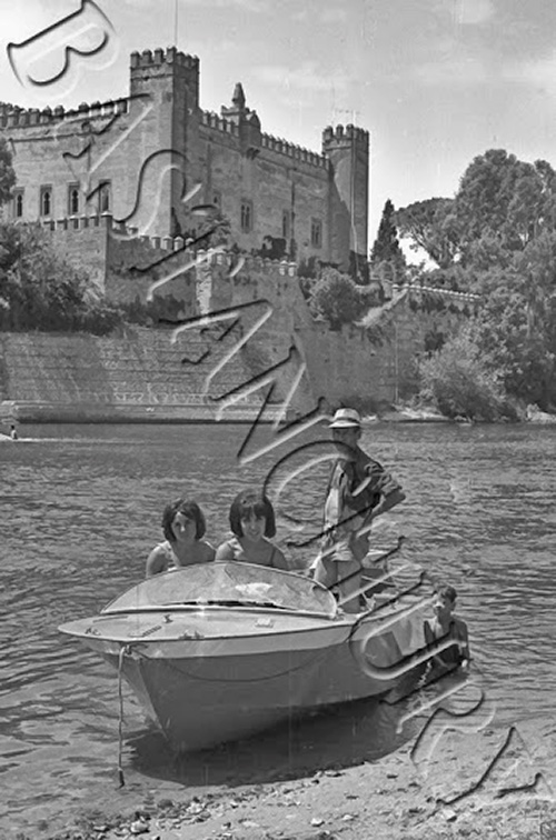 Bañistas de paseo en barca, Malpica de Tajo en 1965