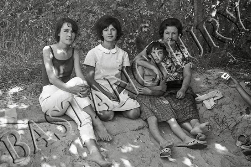 Zona de vestuario natural para mujeres en la playa de Malpica de Tajo en agosto de 1966