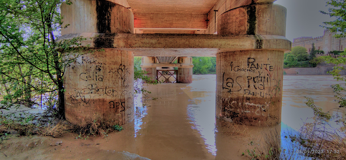 Las cepas del puente antiguo de hierro en la crecida el día 5-09-2023 en Malpica de Tajo a causa de las lluvias del fin de semana anterior.