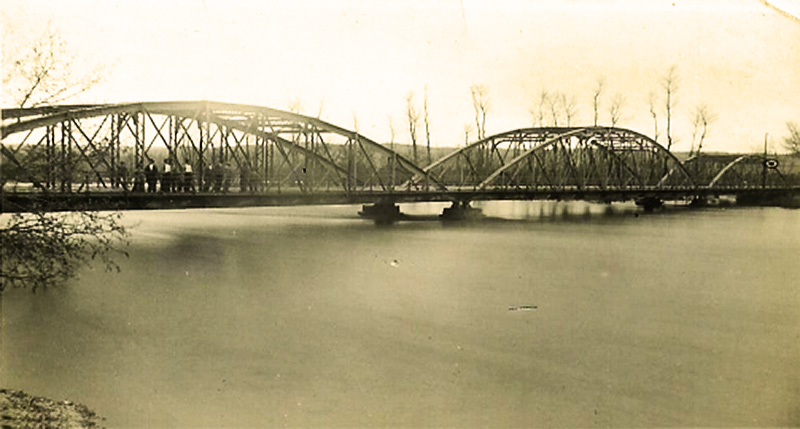 El nivel de la crecida de 1895 en el puente de hierro de Malpica de Tajo.