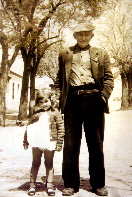 Miguel Santos Villasevill y su nieta Esmeralda
