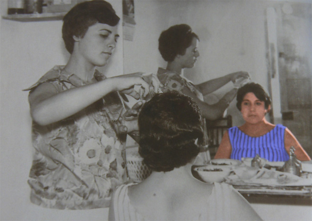 Conchi en la peluquería de La Cuquela (1957)
