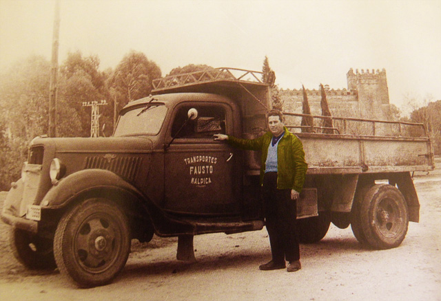 Antonio Sánchez-Cabezudo con el primer camión que hubo en el pueblo (1948)