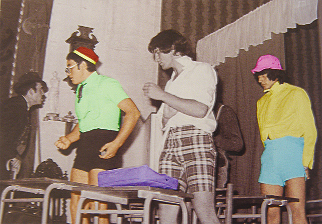 Roye, Pepe, Santiago y Julián en una obra de teatro de 1974