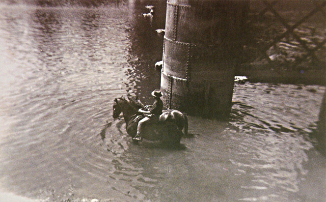 Emilio cruzando el río (1967)