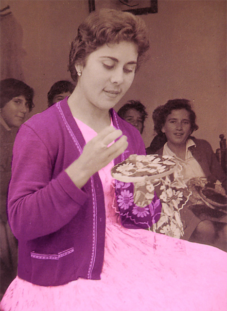 Alicia Soto bordando velos (años 50)
