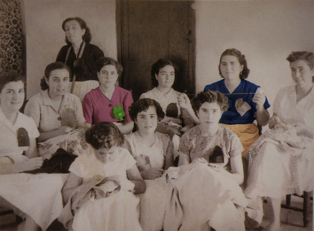 Rosa Bautista bordando en Carpio (años 50)