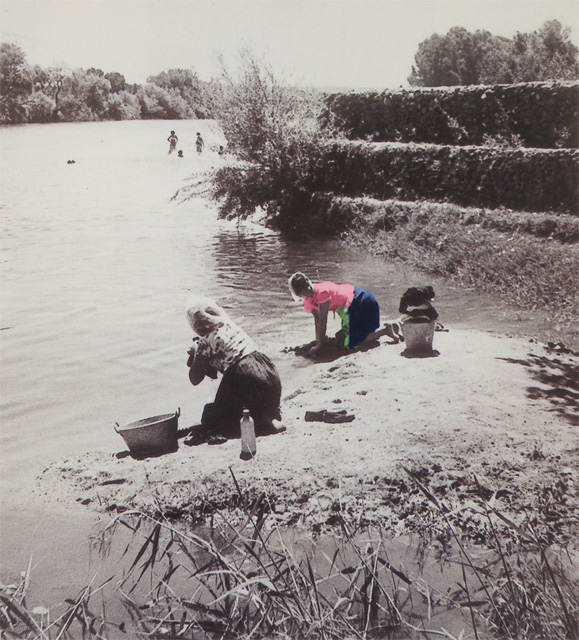 Mujeres lavando en el río