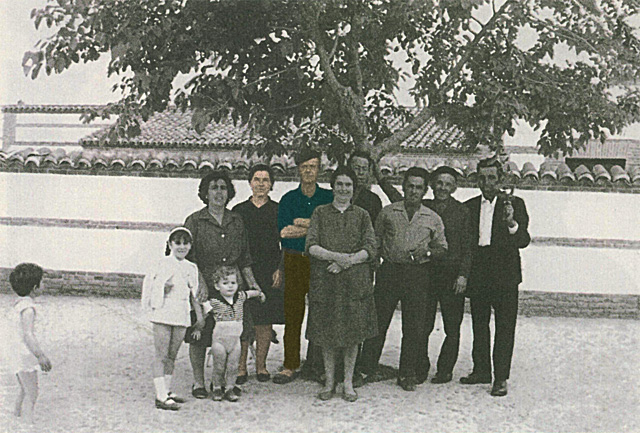 Mi tía Noni, mi tío Varela y algunos vecinos