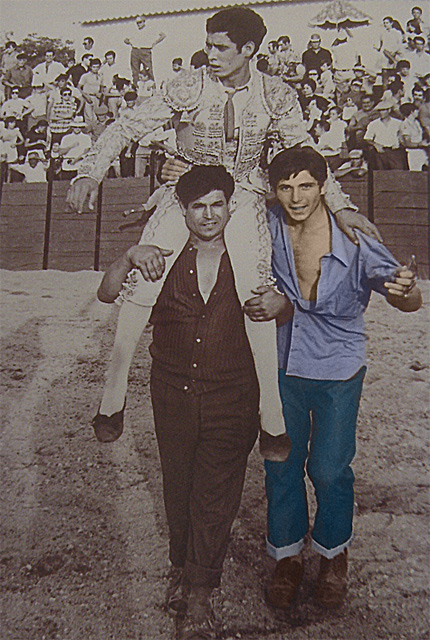 Matías y Basilio con Luis Miguel en hombros (1973)