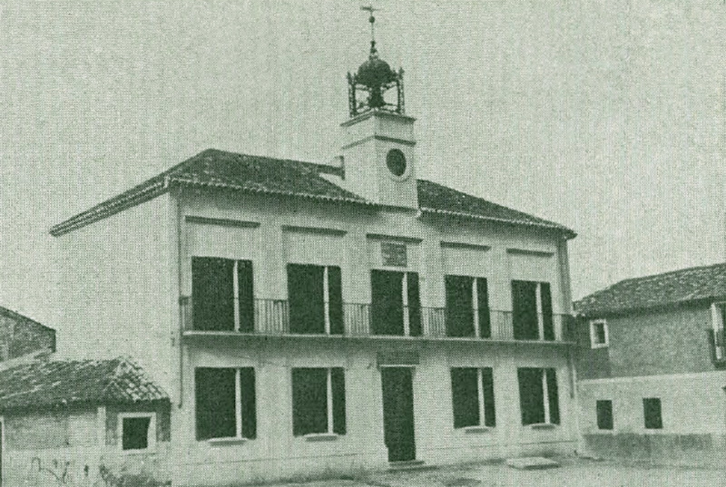 Foto de la fachada del ayuntamiento de Malpica después de la reforma en 1944