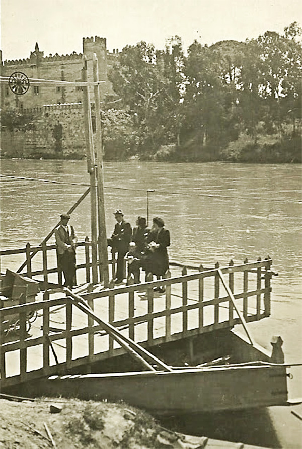 La barca de Malpica de Tajo en una foto de mediados del siglo pasado.