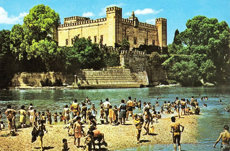 Playa en el Tajo y castillo de una postal de 1970, cortesía de José Cedena Sánchez Cabezudo