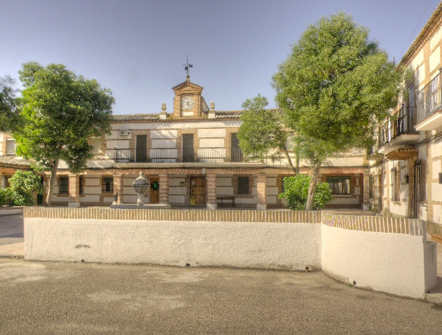 La plaza y el Ayuntamiento de Bernuy (Toledo)