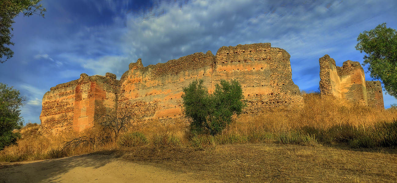 Vista de la muralla SE y el hueco de la torre este del Castillo Villaba - Cebolla - Malpica de Tajo