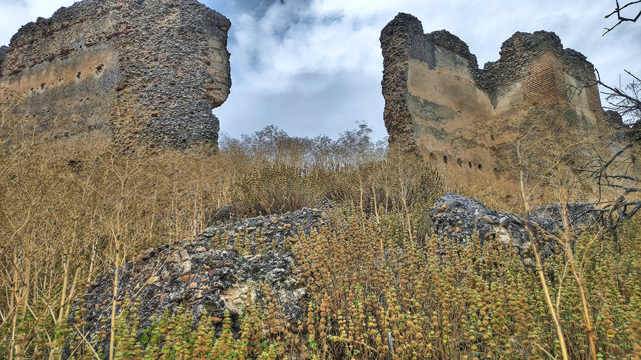 Restos y vano de la torre de la esquina este del Castillo Villaba - Cebolla - Malpica de Tajo