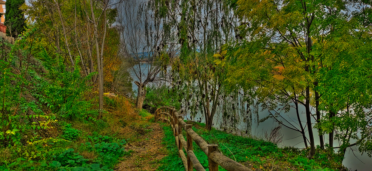 El paseo de la Barranca y el amarradero de la barca junto al río Tajo en Malpica de Tajo