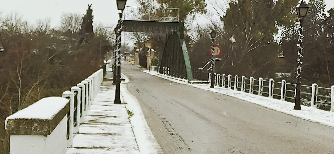 El puente viejo de Malpica de Tajo nevado 
