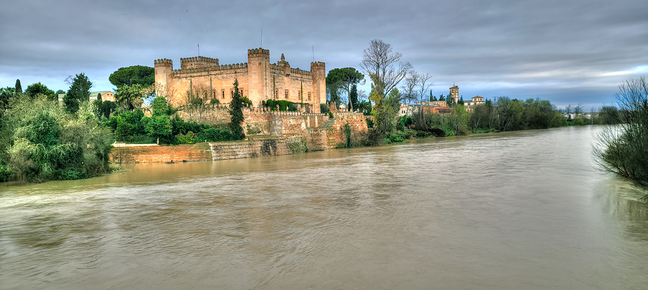 Nivel de las aguas en el frontal del castillo el 13-03-25. El muro está sumergido Nivel de las aguas en el frontal del castillo el 13-03-25. El muro está sumergido