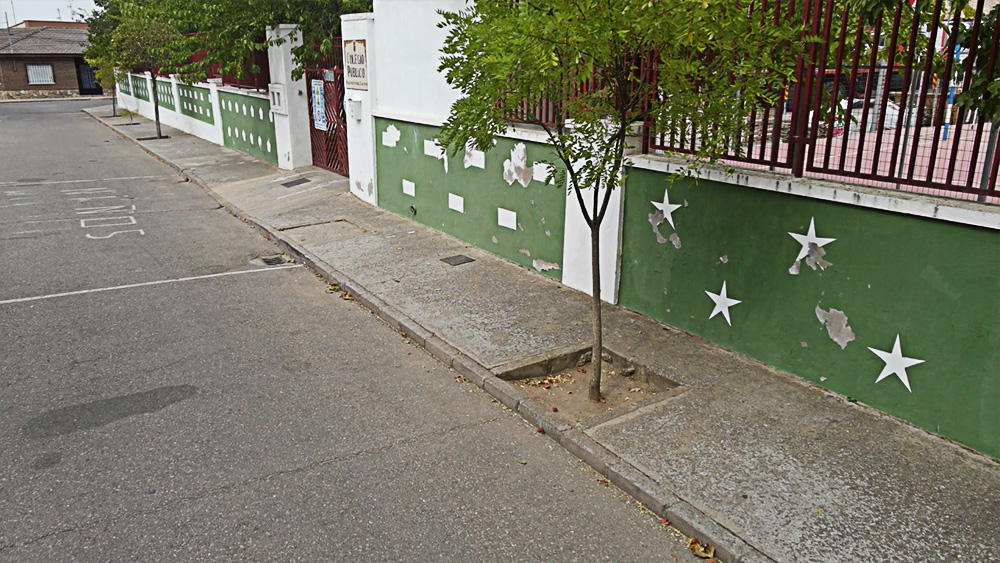 Vista aérea de las escuelas de Malpica de Tajo. Valla perimetral