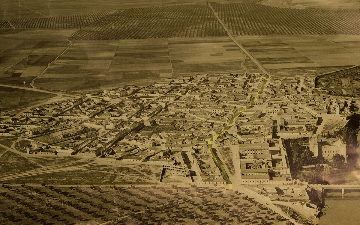 Calle de la Fuente de  Malpica de Tajo en la vista aérea de finales de los 50.