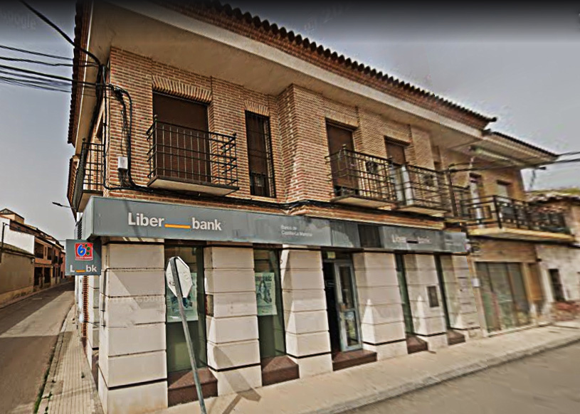 Oficina bancaria y tienda cerradas en Malpica de Tajo