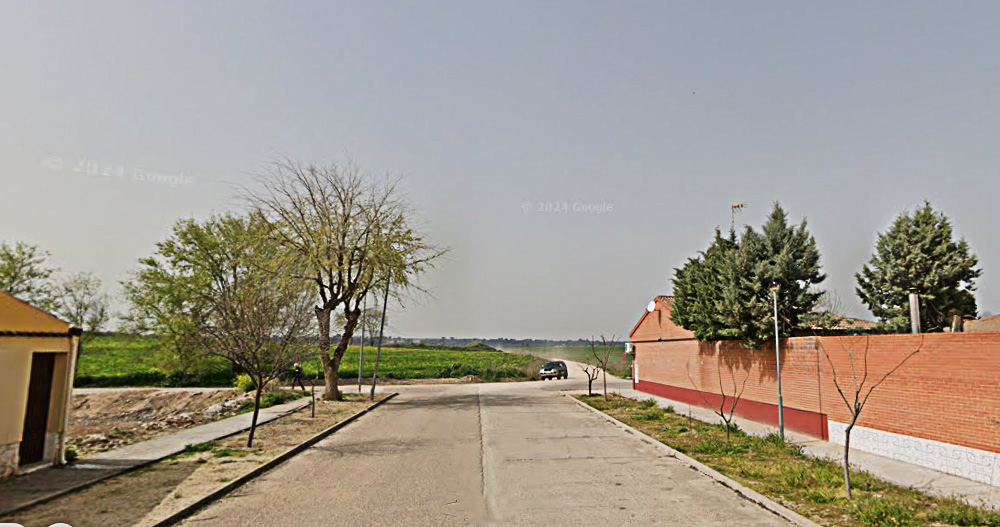 Cruce con la calle Rafael Alberti en donde termina el pueblo y comienza el campo al que se accede por el camino Las Caleras