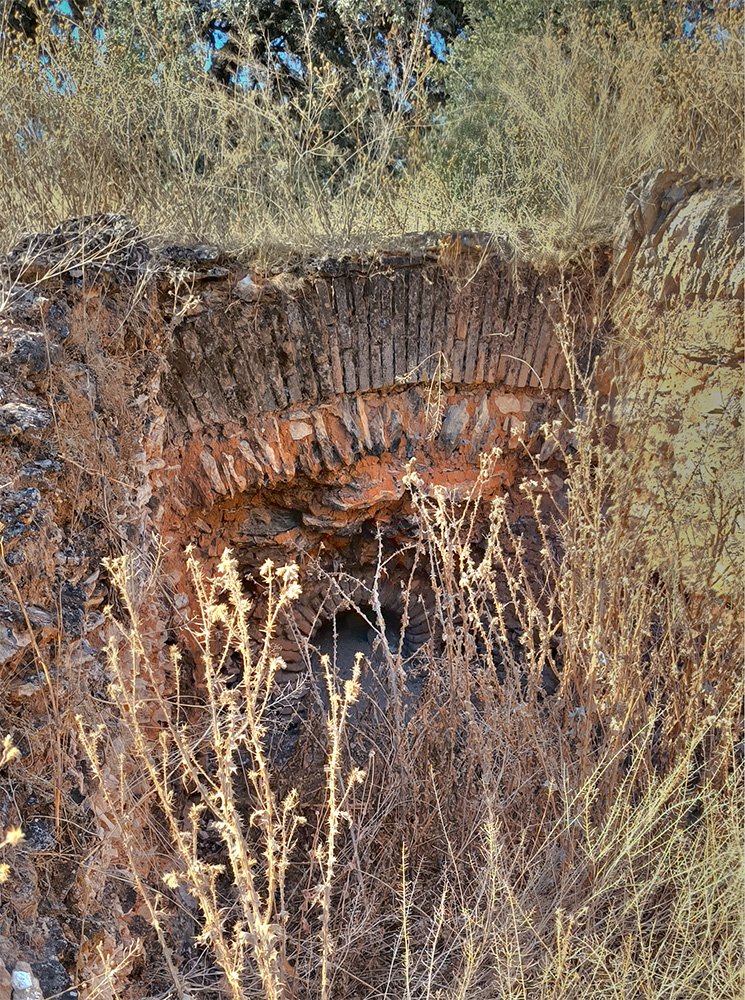 Boca del horno de una de las Caleras de Pajarquemao