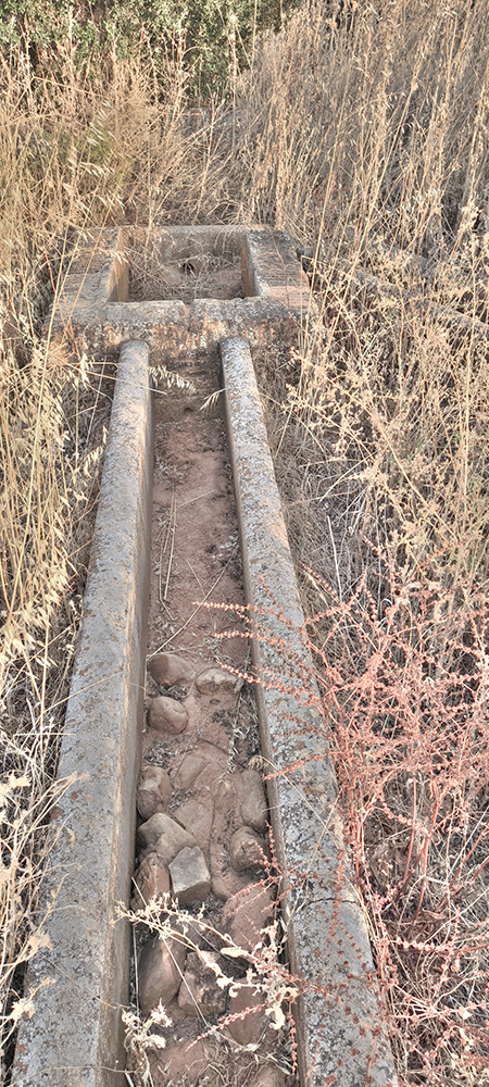 Pilón y bebederos de la derecha del pozo del Vaqueril Alto