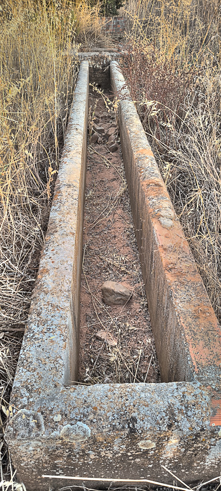 Pilón y bebederos de la derecha del pozo del Vaqueril Alto